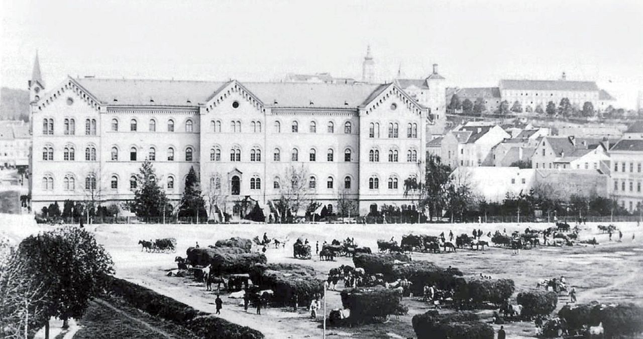 Sajmišni trg (današnji Trg Republike Hrvatske) 1860. godine. Danas mjesto zgrade Hrvatskog Narodnog kazališta